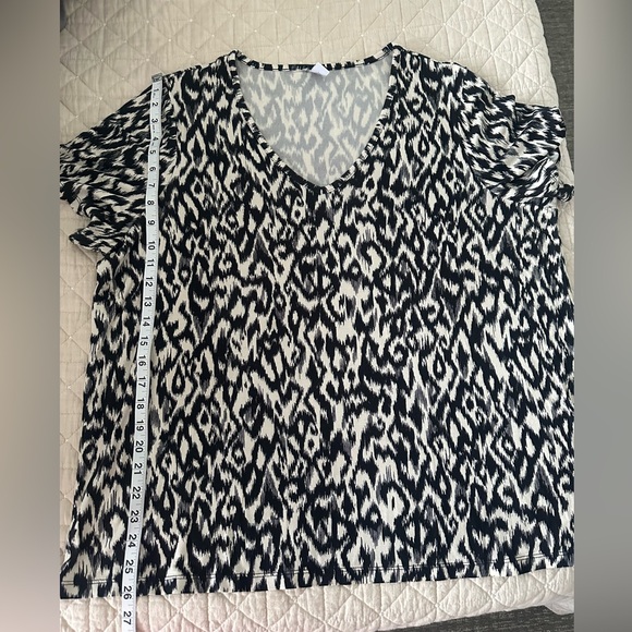 Old Navy Lux Print Tee. Size: XL. - Picture 8 of 8